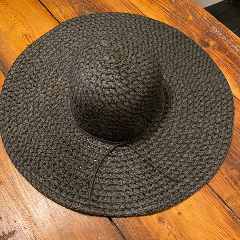 Women’s black sun hat